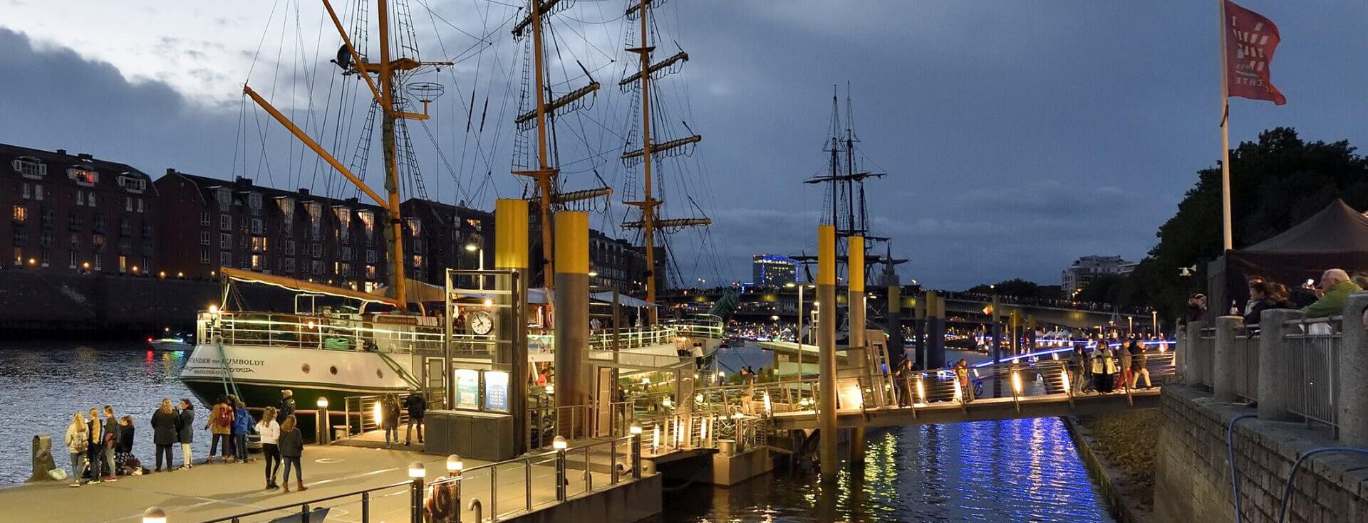 Der Hafen von Bremen mit zwei angelegten Schiffen bei Nacht